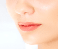 Eine Nahaufnahme des Gesichts einer Frau, die die Wirkung von Hyaluronsäure bei Falten zeigt.
